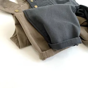 Details der strapazierfähigen Twill-Baumwoll-Latzhose mit kupfernen Vintage-Knöpfen