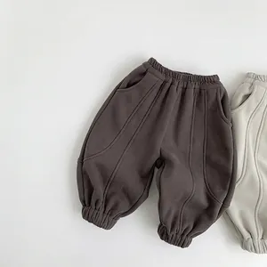 Détail du jogging enfant doublé polaire avec coutures 3D et chevilles élastiquées