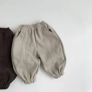 Détail du pantalon d'hiver doublé pour enfants avec taille élastique et poches latérales