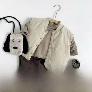 Vue détaillée d'une tenue d'hiver doublée polaire avec gilet beige et pantalon velours