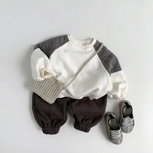 Tenue d'hiver minimaliste pour enfants avec sweatshirt matelassé et pantalon marron café