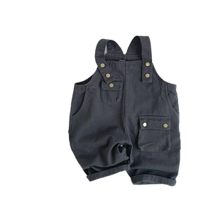 Dunkelgraue Kinder Latzhose im Cargo-Stil mit Metallschnallen und herzförmiger Tasche