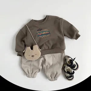 Tenue d'hiver doublée polaire pour enfants avec sweat à hamburger et pantalon beige