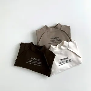 Détail de l'imprimé Rainbow et du tissu d'hiver doux sur les t-shirts polaires enfant