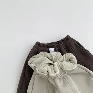 Détail du pantalon de jogging pour enfant avec taille élastique et doublure polaire chaude