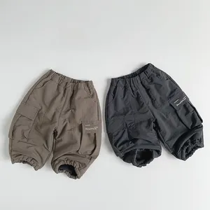 Dettaglio di pantaloni cargo caldi per bambini con vita elastica e tasconi