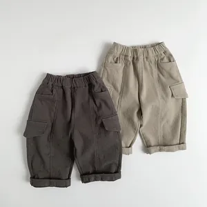 Vue détaillée de la taille élastique et des poches cargo sur ce pantalon enfant