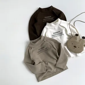 Détail de pulls en coton pour enfants avec imprimé arc-en-ciel et sac ours mignon