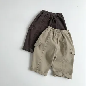 Détail du short cargo en coton avec taille élastique et poches latérales à rabat