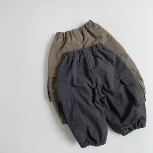 Dettaglio di pantaloni cargo caldi per bambini con vita elastica e grandi tasche laterali