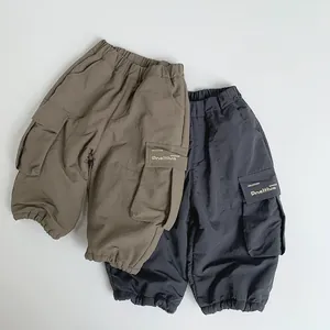 Dettaglio vita elastica e tasche cargo su pantaloni invernali per bambini bicolore