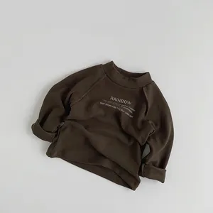 Détail du sweat-shirt marron foncé pour enfants avec imprimé arc-en-ciel de haute qualité