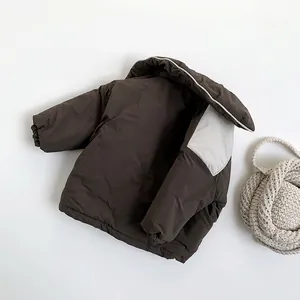 Veste d'hiver épaisse marron foncé pour enfants avec doublure de capuche crème et poignets