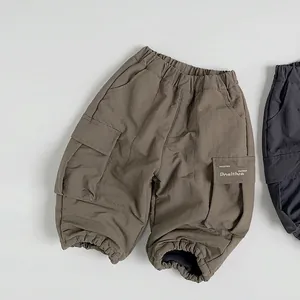 Dettaglio dei pantaloni cargo per bambini con vita elastica e grandi tasche laterali