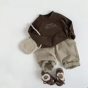 Ensemble sweat arc-en-ciel pour enfants et pantalon cargo beige avec sac tissé chic