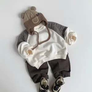 Ensemble d'hiver pour enfants avec sweat polaire et pantalon avec bonnet et baskets