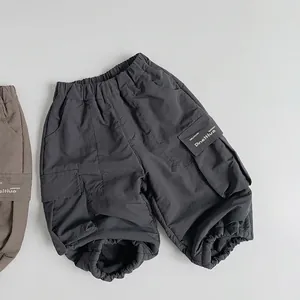 Dettaglio della calda fodera in pile nei pantaloni cargo outdoor antivento per bambini