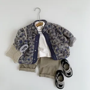Tenue enfant à plat avec veste en polaire bleue, t-shirt blanc et pantalon vert olive