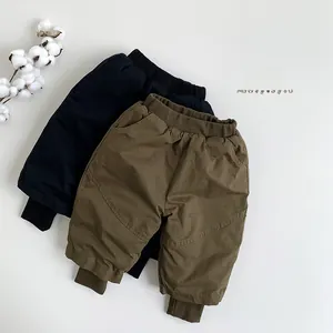 Vista piatta di pantaloni invernali in cotone per bambini nei colori nero e verde oliva
