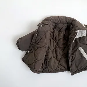 Veste d'hiver matelassée marron pour enfants avec bordure contrastée et boutons métalliques