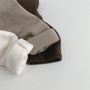 Détail du tissu polaire thermique doux en blanc et marron avec des coutures soignées