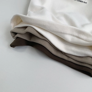 Détail de couture double sur le bas des hauts thermiques pour enfants en plusieurs coloris