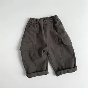 Détail du pantalon cargo enfant avec taille élastique et poches latérales à rabat