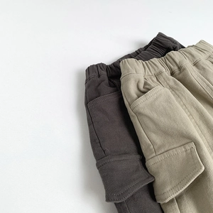 Détail de la taille élastique et des poches cargo sur ce pantalon doublé pour enfants
