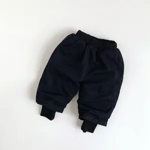 Dettaglio di joggers imbottiti neri per bambini con vita e polsini elasticizzati