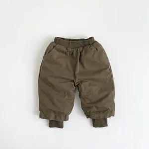 Dettaglio dei pantaloni invernali imbottiti per bambini con vita elastica e tessuto trapuntato