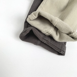Pantalon d'hiver doublé polaire pour enfants en gris foncé et beige avec doublure
