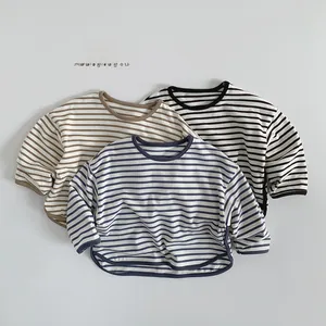Détail de T-shirts rayés à manches longues en coton pour enfants en marron, marine et noir