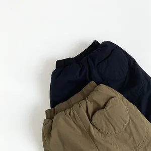 Dettaglio vita elastica e tasca a cuore su pantaloni di cotone imbottiti bimbi