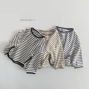 Vue détaillée des t-shirts rayés multicolores avec col contrasté et texture douce en maille