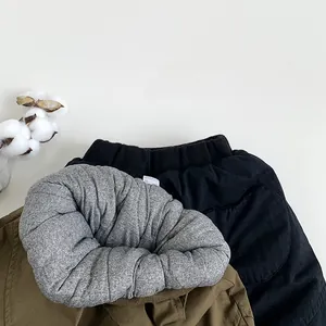 Dettaglio dei pantaloni invernali spessi con calda fodera in pile grigio per bambini