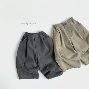 Détail des coutures et taille élastique du short large en coton pour enfant gris foncé