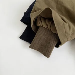 Pantaloni imbottiti per bambini con polsini a costine in nero e verde oliva tessuto