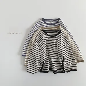 Détail du tissu en coton et du col rond des t-shirts à manches longues rayés pour enfants