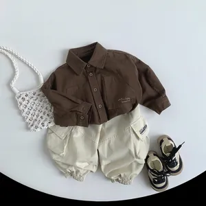 Completo primaverile bimbo in cotone con camicia marrone scuro e pantaloni beige