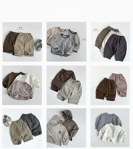 Collection de vêtements décontractés pour enfants avec pantalons et sweats minimalistes