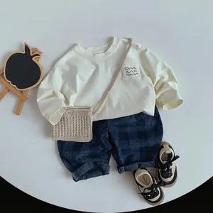 Ensemble décontracté pour enfant avec t-shirt ivoire et pantalon à carreaux bleu foncé