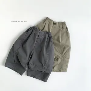 Détail de shorts cargo pour enfants gris foncé et vert olive avec taille élastique