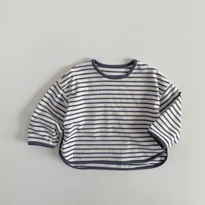 Détail d'un t-shirt rayé pour enfants avec ourlet arrondi et bordure d'encolure contrastée