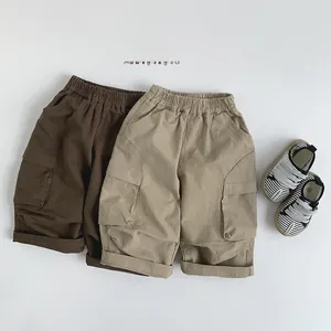Détail de shorts cargo pour enfants avec taille élastique et grandes poches latérales