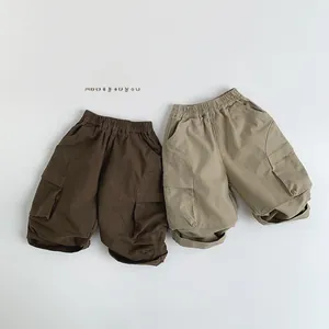 Détail de short cargo enfant avec taille élastique et grandes poches latérales