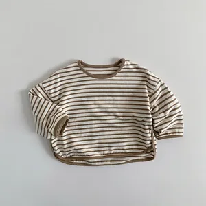 Détail du t-shirt rayé bébé avec col et poignets en maille côtelée marron café