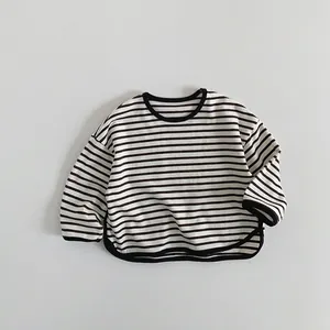 Détail du t-shirt rayé à manches longues pour enfant avec col rond et ourlet noir