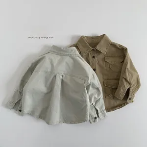 Chemises cargo pour enfants en coton gris clair et vert olive avec poches plaquées