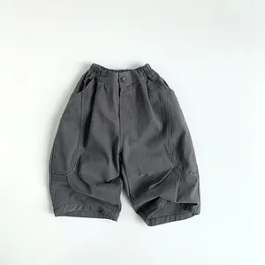 Vue à plat de short cargo enfant gris foncé avec taille élastique et grandes poches