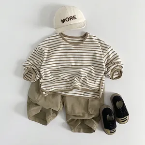 Ensemble t-shirt enfant à manches longues rayé avec short cargo kaki et casquette beige
